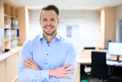 Peter steht im Büro in der Logistik