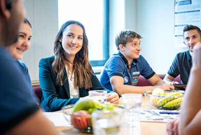 Regionalverkaufsleiterin mit Team im Pausenraum