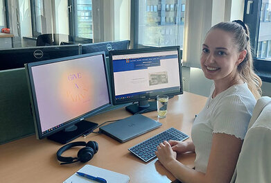 Jasmin am Arbeitsplatz