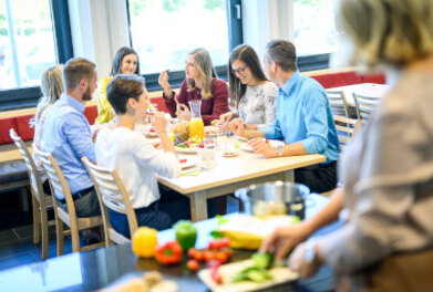 Gemeinsames Mittagessen in der Büroküche