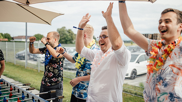 Gaming Area HOFER Sommerfest Foto von freudigen HOFER Mitarbeiter beim Tischfußball spielen