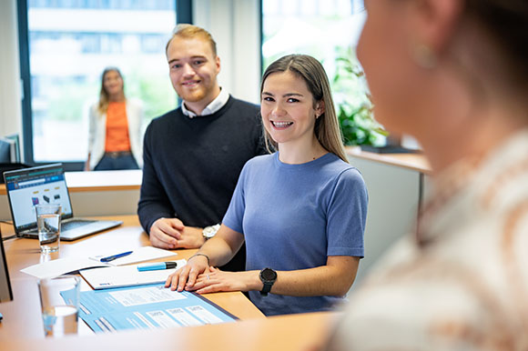 Mitarbeitende bei der Einarbeitung am Arbeitsplatz im Büro