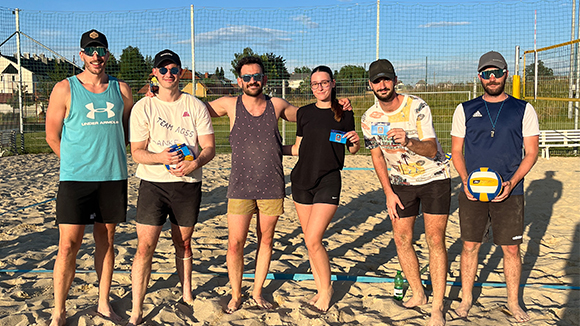 Gewinnerteam HOFER Beachvolleyball Turnier Eines der Gewinnerteams des HOFER Volleyballturniers