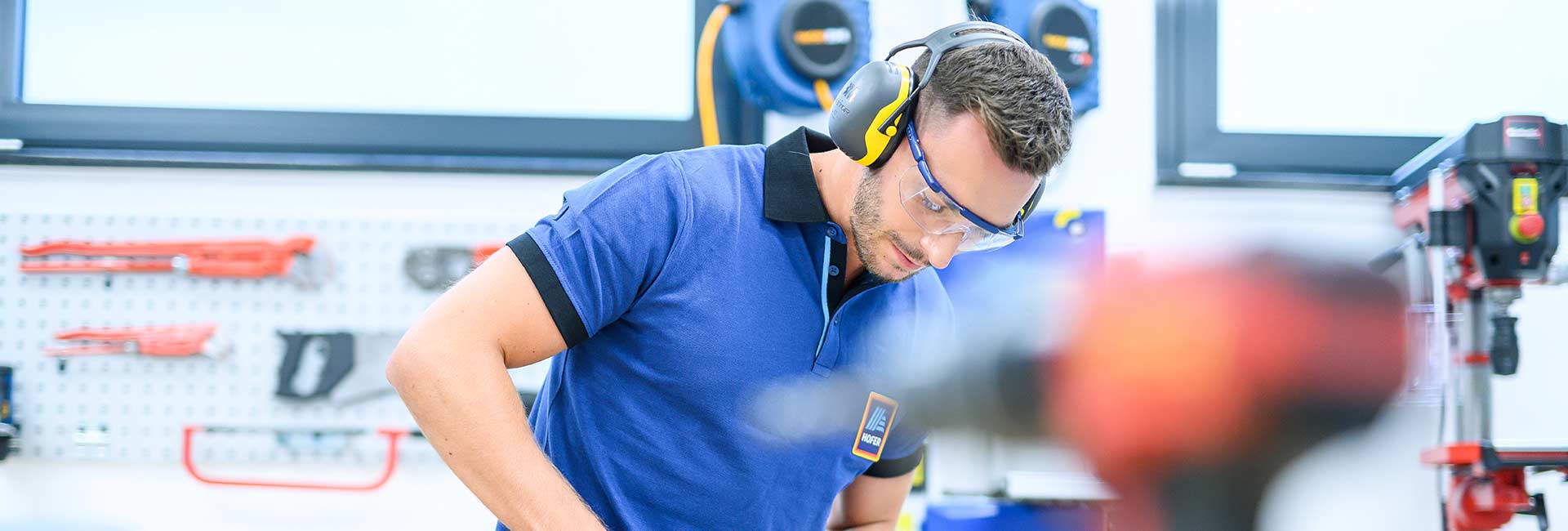 Mitarbeiter testet Qualität der Produkte