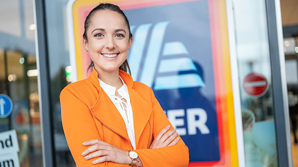 Regionalverkaufsleiterin vor der Filiale Regionalverkaufsleiterin vor der Filiale