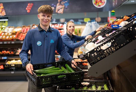 Lehrlinge beim Obst und Gemüse-Platz