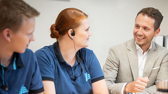 Filialteam mit Regionalverkaufsleiter im Gespräch