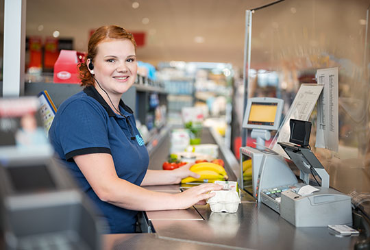 Verkaufsmitarbeiterin beim Kassieren von Produkten